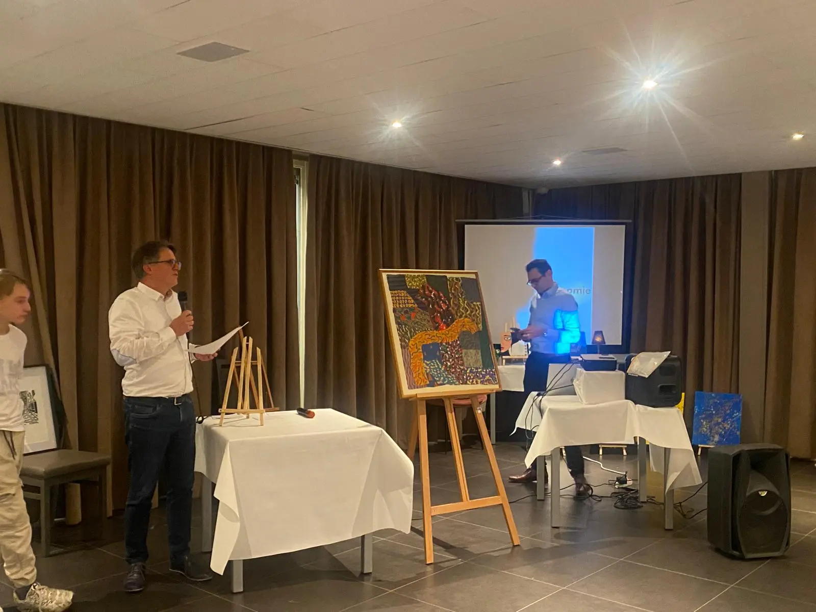 Un homme vend un tableau au profit de spectrautonomie.be