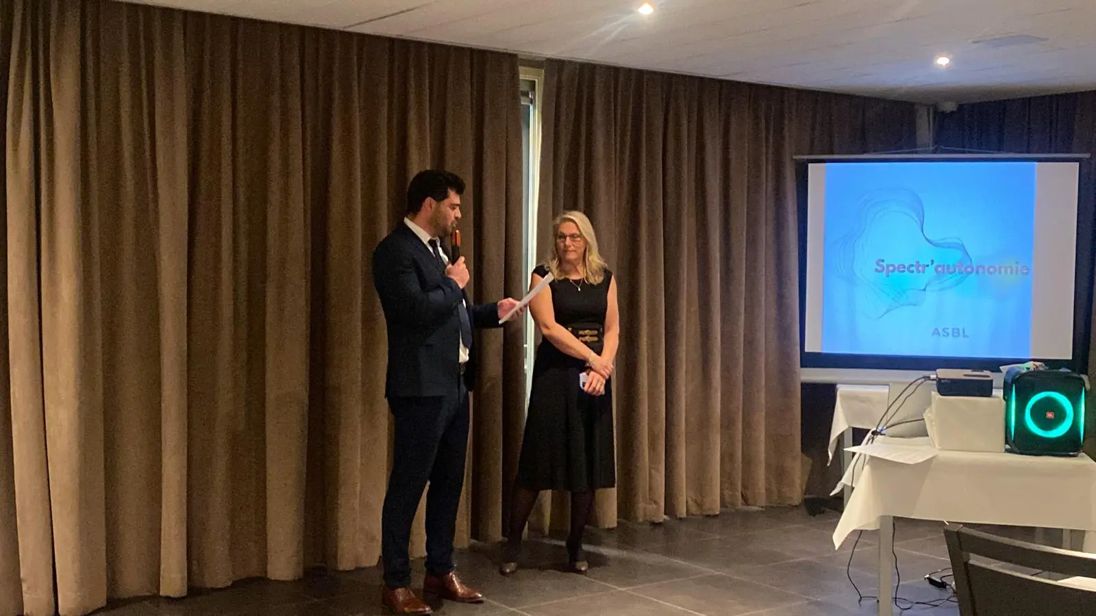 Une femme et un homme font une présentation de spectrautonomie.be