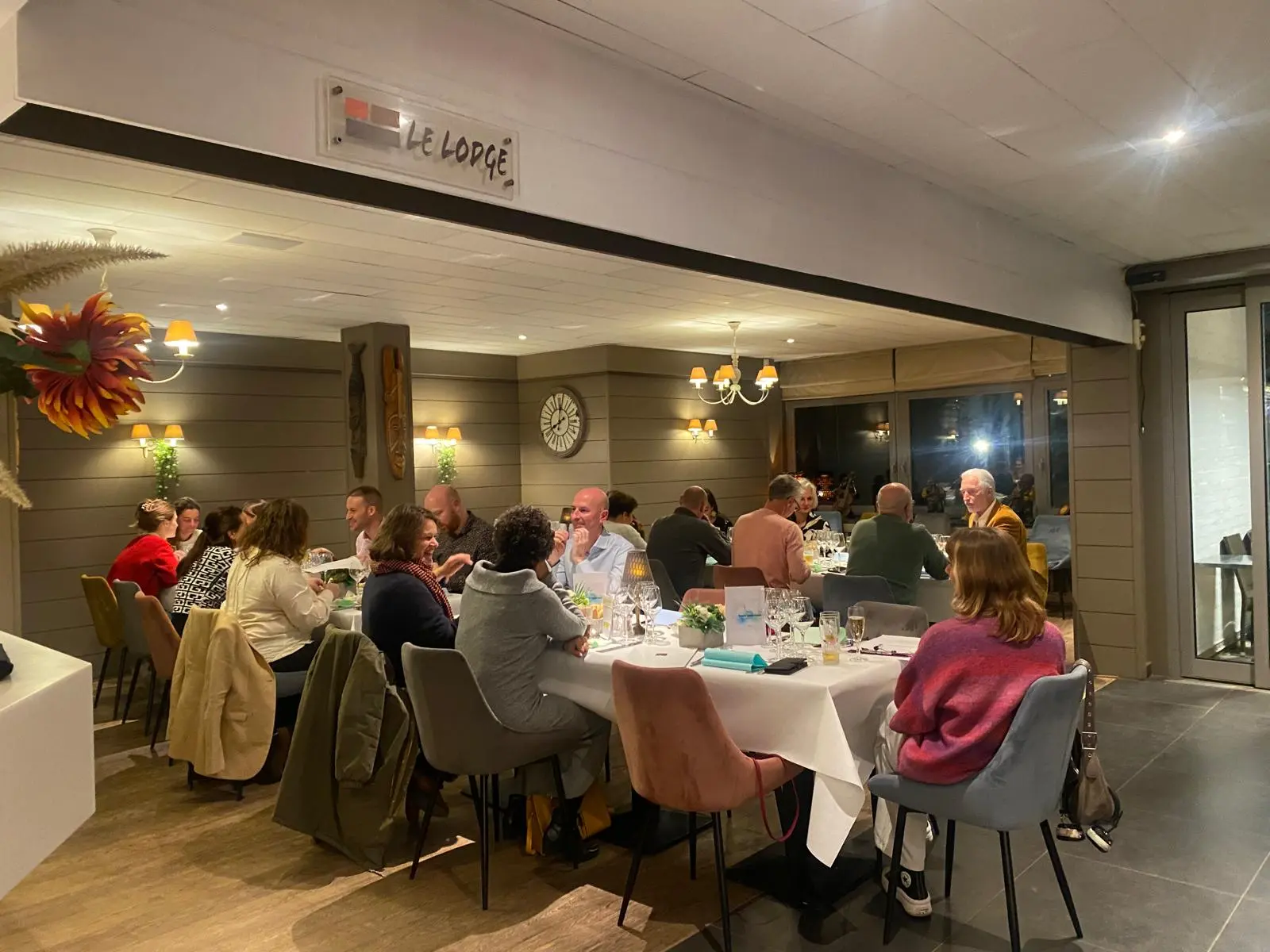 Des personnes dinent autour d'une table au profit de spectrautonomie.be